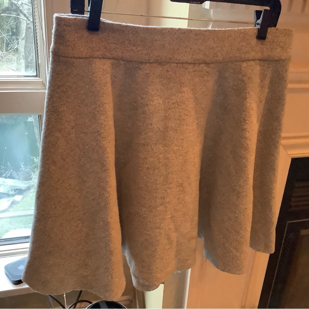 Club Monaco wool skater skirt. Back zipper.